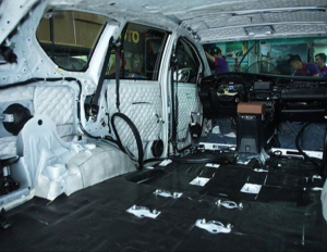 Installation of N-FIBER Soundproof Cotton on car floor for noise reduction