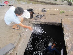N-Fiber Oil Absorbent Cotton absorbs oil spills in underground drains, mixed with rainwater on surfaces