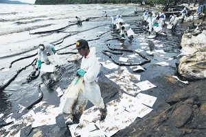 N-FIBER oil absorbent pads cleaning oil spills at a seaport in Vietnam