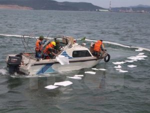 N-FIBER P45 oil-absorbent pad and N-FIBER B610 oil boom effectively treat oil spills on water