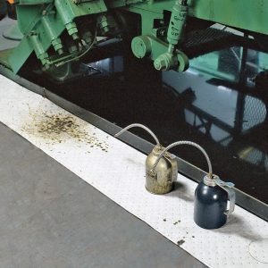 Cuộn thấm dầu trải rộng để thu gom dầu rò rỉ từ máy ép