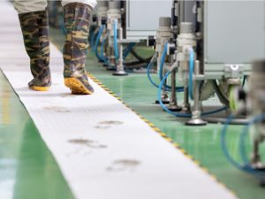 Cuộn thấm dầu được cắt thành thảm lót sàn dưới các máy móc đẻ chủ động ngăn ngừa dầu tràn