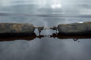 Phao quây thấm dầu với các móc nối cho phép liên kết nhanh thành hàng km