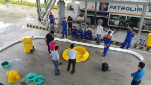 Oil absorbent boom is trusted by Petrolimex